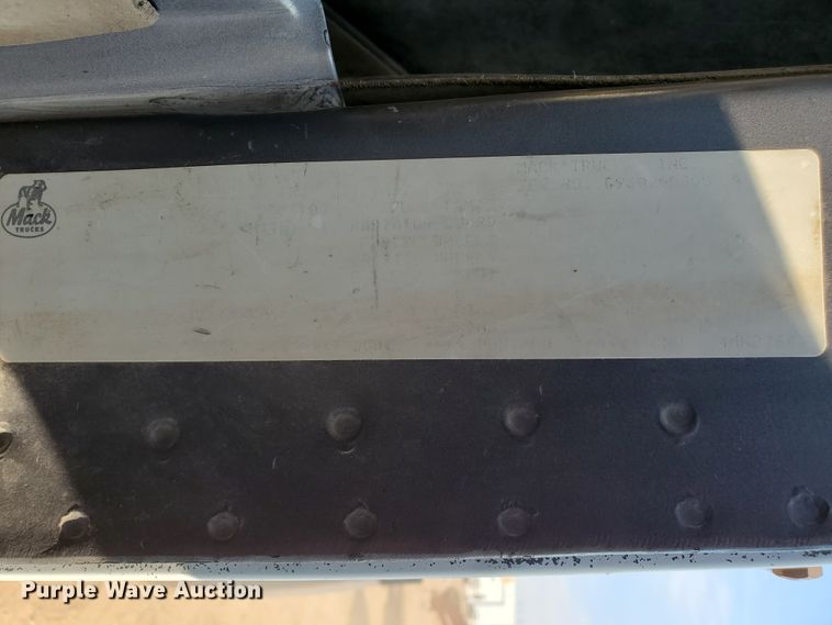 image for item DJ4752 1996 Mack RD688S  semi truck