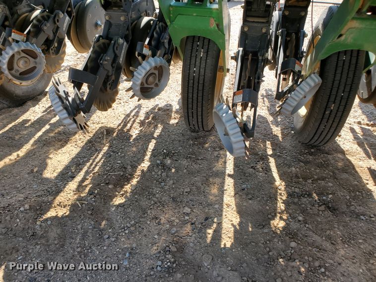 image for item DJ4757 2017 Great Plains YP825A-16TR twin row planter