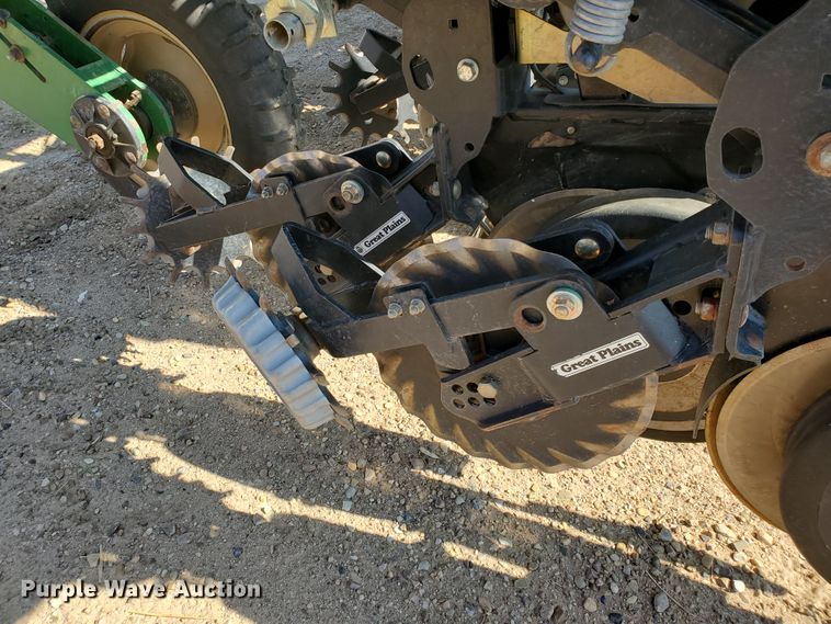 image for item DJ4757 2017 Great Plains YP825A-16TR twin row planter