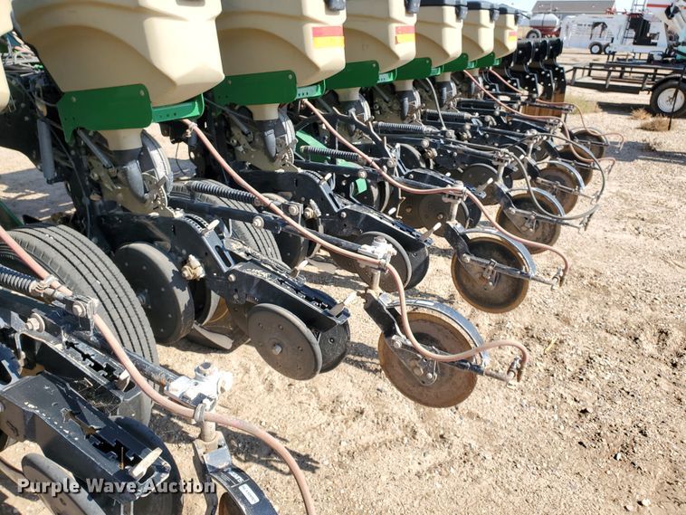 image for item DJ4757 2017 Great Plains YP825A-16TR twin row planter