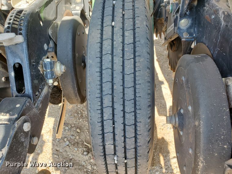 image for item DJ4757 2017 Great Plains YP825A-16TR twin row planter