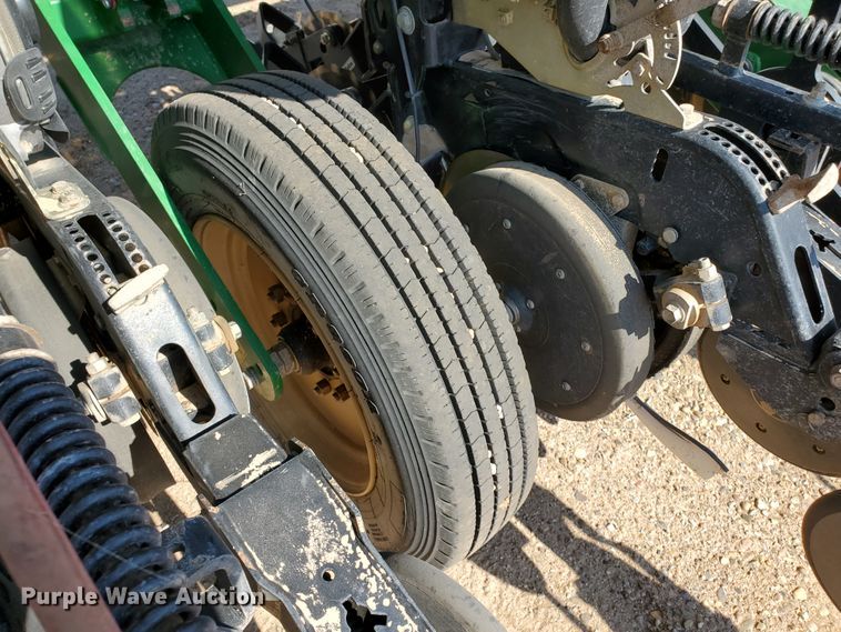 image for item DJ4757 2017 Great Plains YP825A-16TR twin row planter