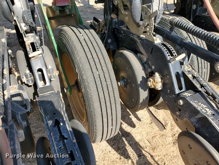 image for item DJ4757 2017 Great Plains YP825A-16TR twin row planter