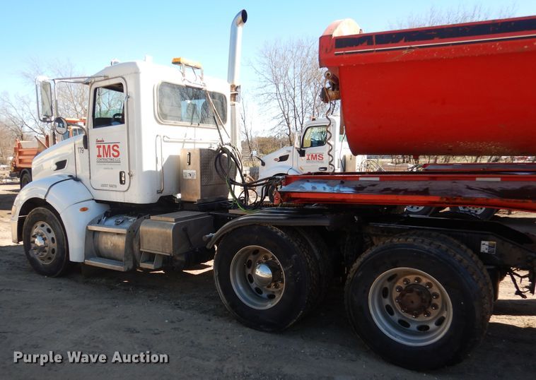 image for item AF9931 2011 Peterbilt 384  semi truck