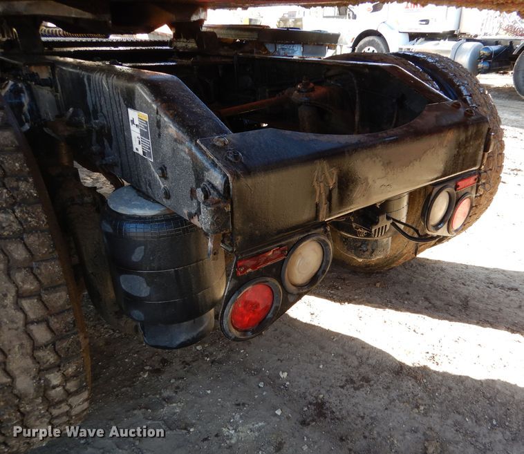 image for item AF9931 2011 Peterbilt 384  semi truck