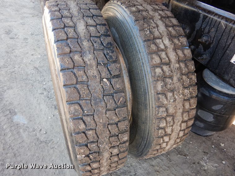 image for item AF9931 2011 Peterbilt 384  semi truck