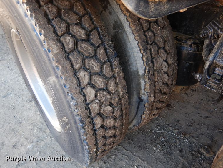 image for item AF9931 2011 Peterbilt 384  semi truck