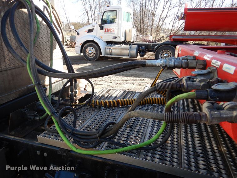 image for item AF9931 2011 Peterbilt 384  semi truck