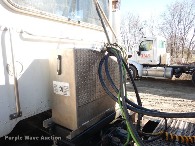 image for item AF9931 2011 Peterbilt 384  semi truck