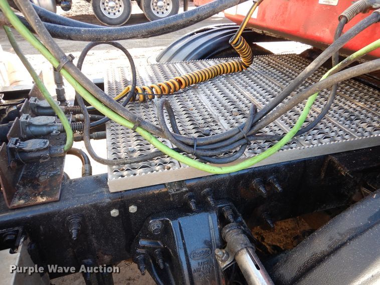 image for item AF9931 2011 Peterbilt 384  semi truck