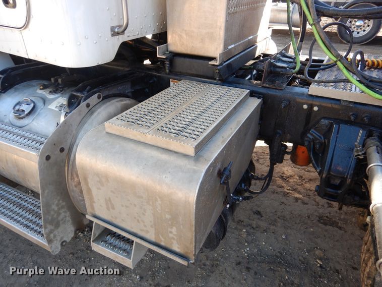 image for item AF9931 2011 Peterbilt 384  semi truck