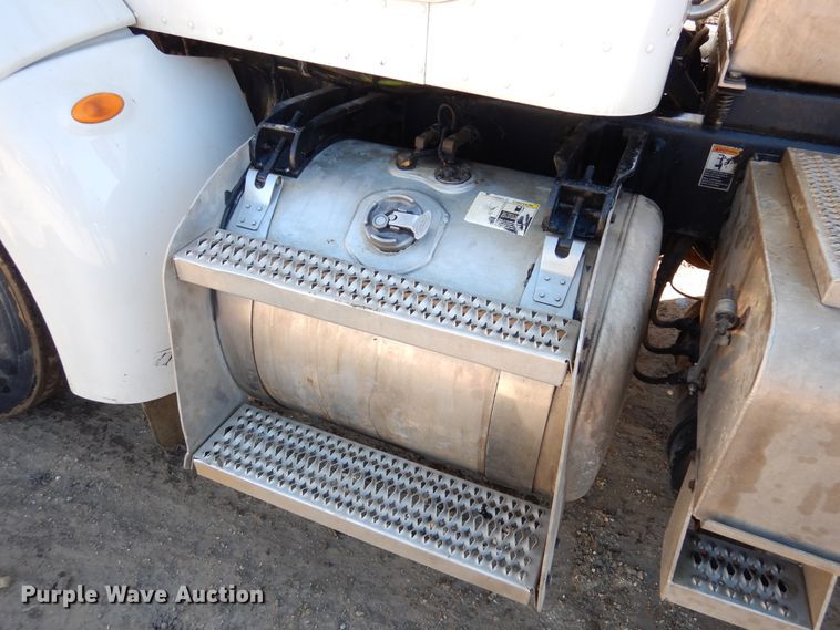 image for item AF9931 2011 Peterbilt 384  semi truck