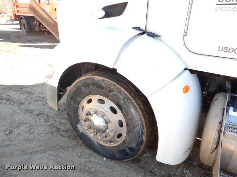 image for item AF9931 2011 Peterbilt 384  semi truck