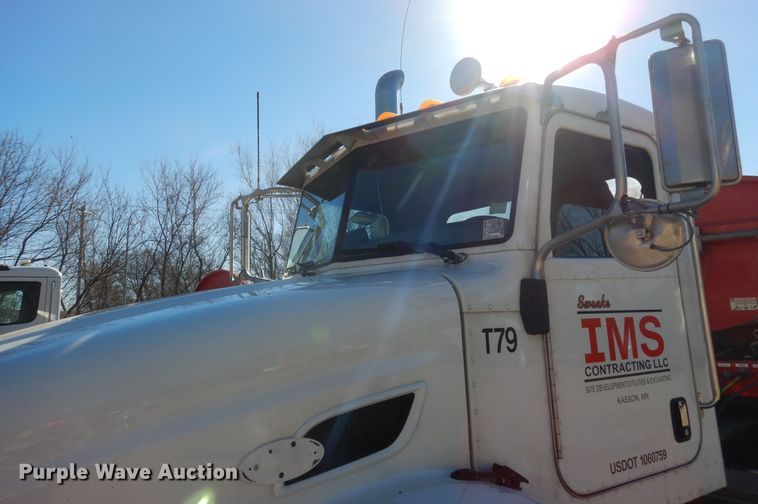 image for item AF9931 2011 Peterbilt 384  semi truck