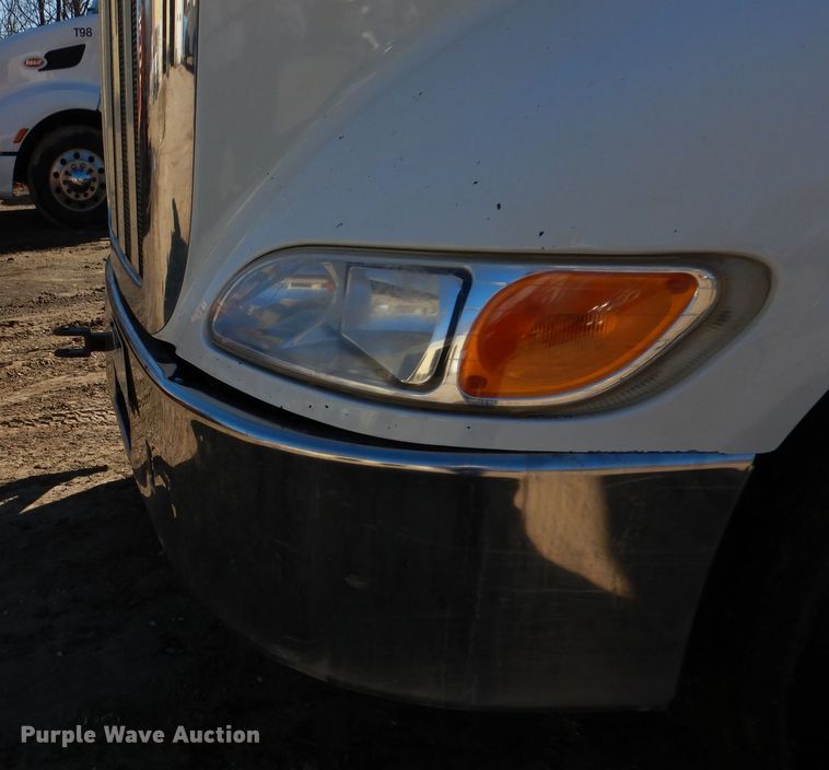 image for item AF9931 2011 Peterbilt 384  semi truck