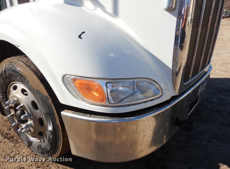 image for item AF9931 2011 Peterbilt 384  semi truck