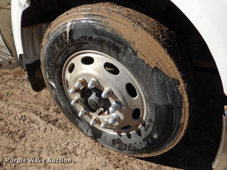 image for item AF9931 2011 Peterbilt 384  semi truck