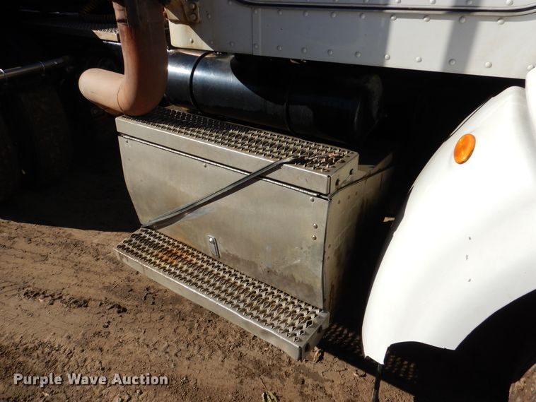 image for item AF9931 2011 Peterbilt 384  semi truck