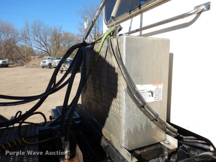 image for item AF9931 2011 Peterbilt 384  semi truck