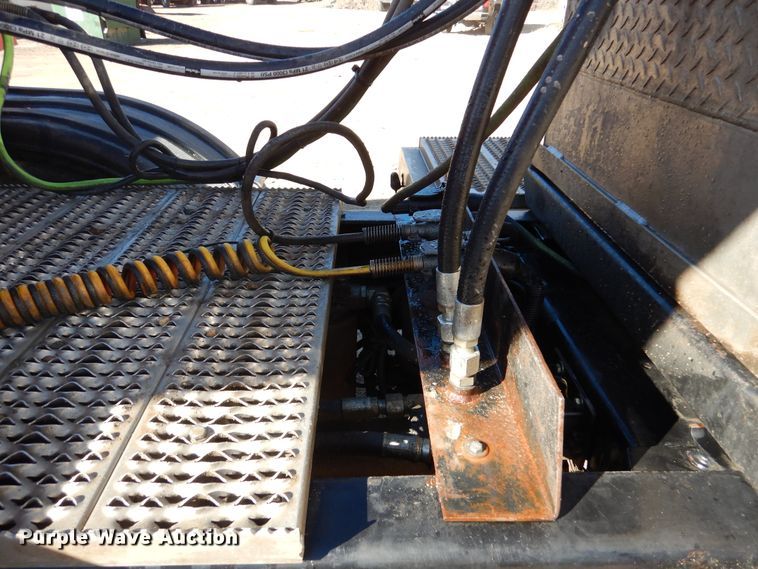 image for item AF9931 2011 Peterbilt 384  semi truck