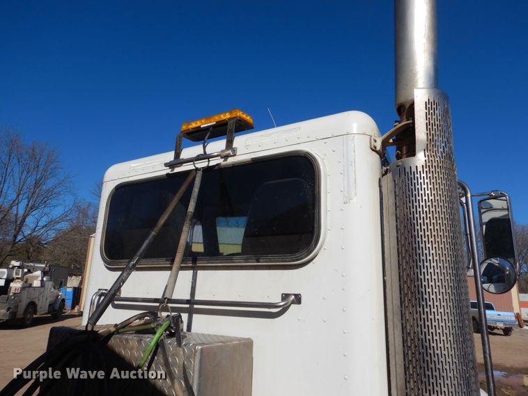 image for item AF9931 2011 Peterbilt 384  semi truck