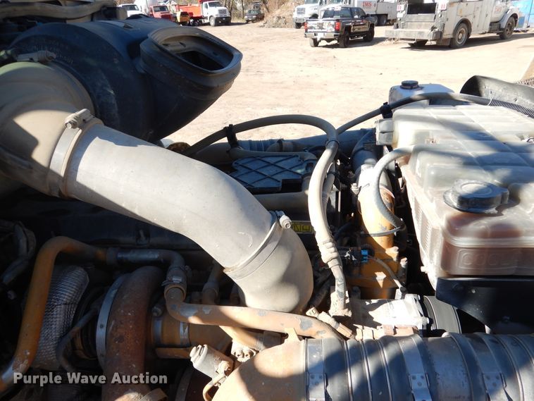 image for item AF9931 2011 Peterbilt 384  semi truck