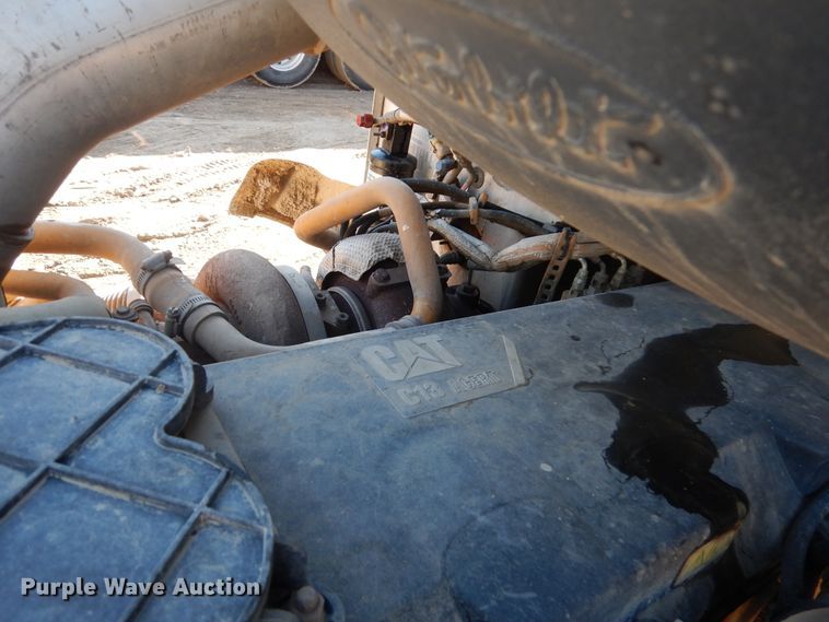 image for item AF9931 2011 Peterbilt 384  semi truck