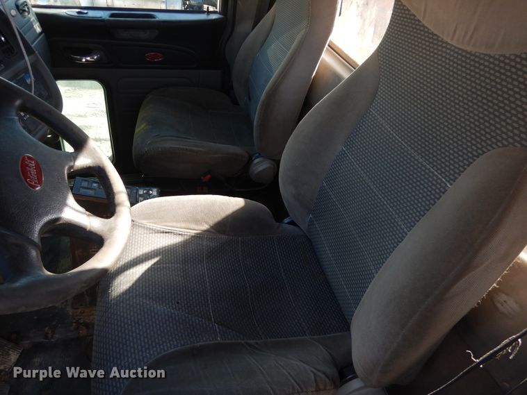 image for item AF9931 2011 Peterbilt 384  semi truck