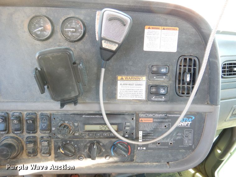 image for item AF9931 2011 Peterbilt 384  semi truck