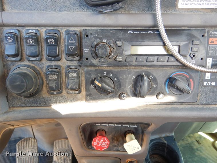 image for item AF9931 2011 Peterbilt 384  semi truck