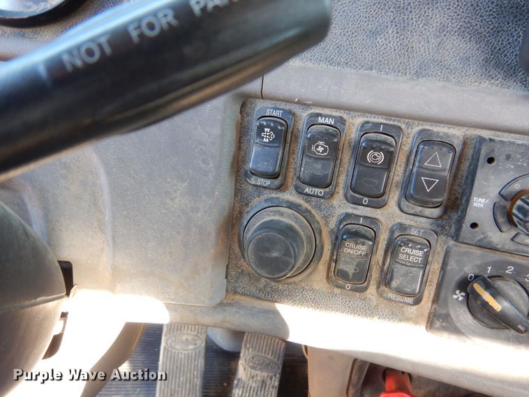 image for item AF9931 2011 Peterbilt 384  semi truck