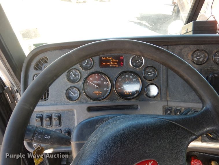 image for item AF9931 2011 Peterbilt 384  semi truck