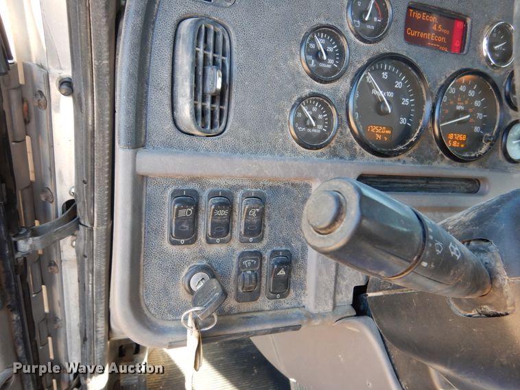 image for item AF9931 2011 Peterbilt 384  semi truck