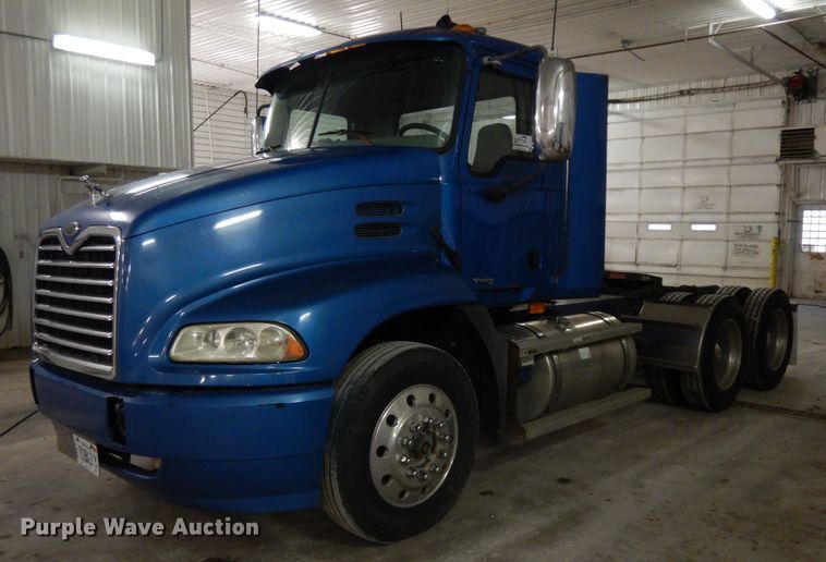 image for item DF6718 2005 Mack Vision CXN  semi truck