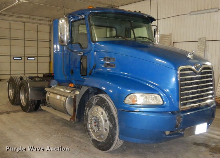 image for item DF6718 2005 Mack Vision CXN  semi truck