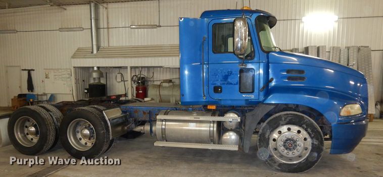 image for item DF6718 2005 Mack Vision CXN  semi truck