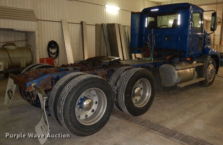 image for item DF6718 2005 Mack Vision CXN  semi truck