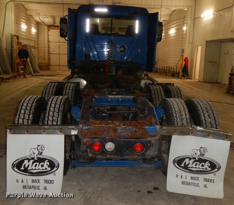 image for item DF6718 2005 Mack Vision CXN  semi truck