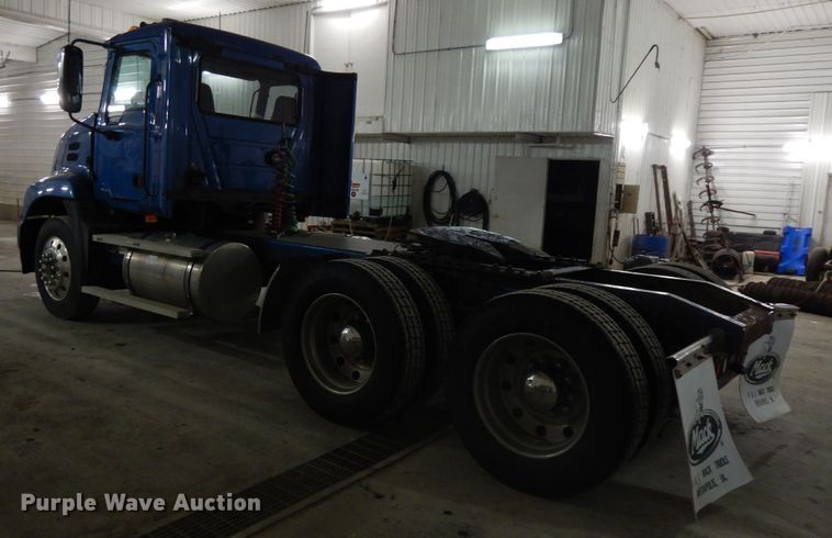 image for item DF6718 2005 Mack Vision CXN  semi truck