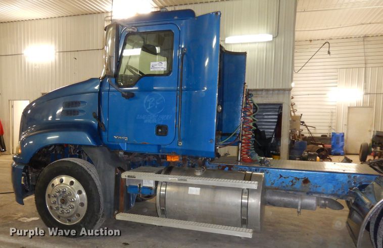 image for item DF6718 2005 Mack Vision CXN  semi truck