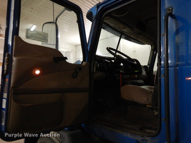 image for item DF6718 2005 Mack Vision CXN  semi truck