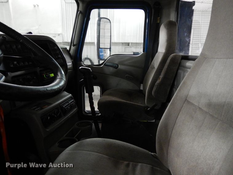 image for item DF6718 2005 Mack Vision CXN  semi truck