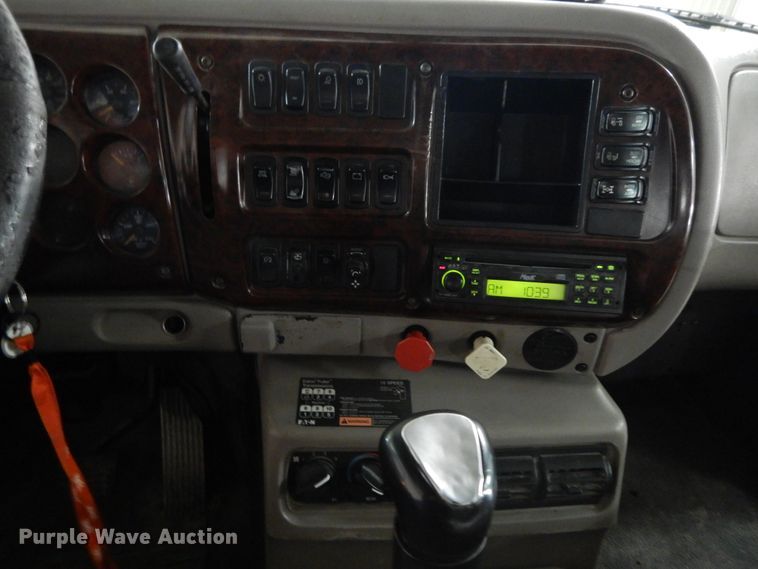 image for item DF6718 2005 Mack Vision CXN  semi truck