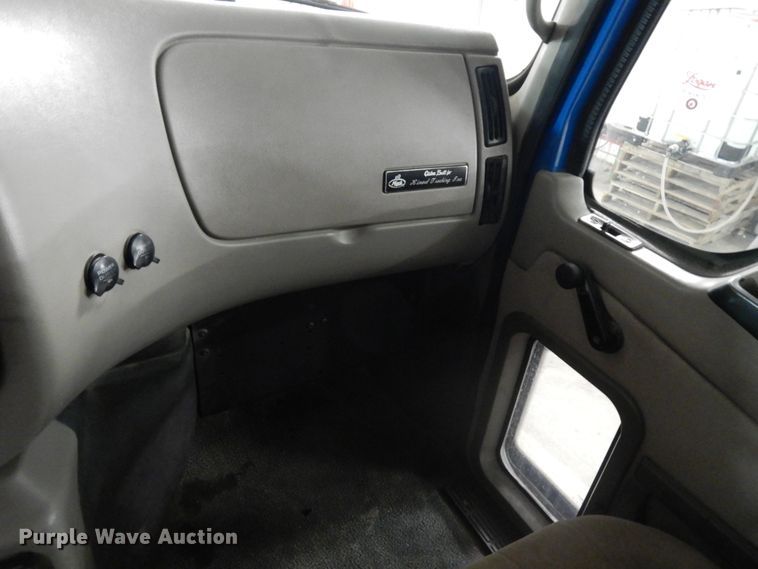 image for item DF6718 2005 Mack Vision CXN  semi truck