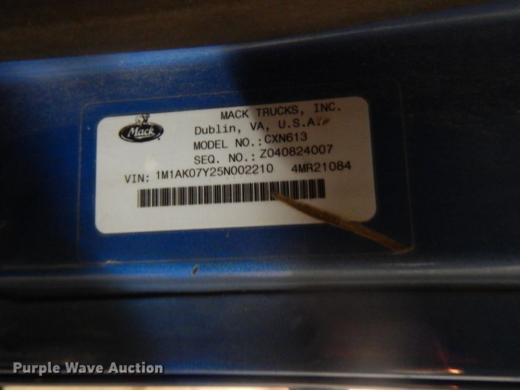 image for item DF6718 2005 Mack Vision CXN  semi truck