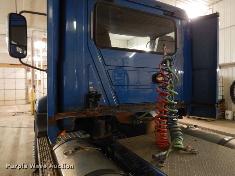 image for item DF6718 2005 Mack Vision CXN  semi truck