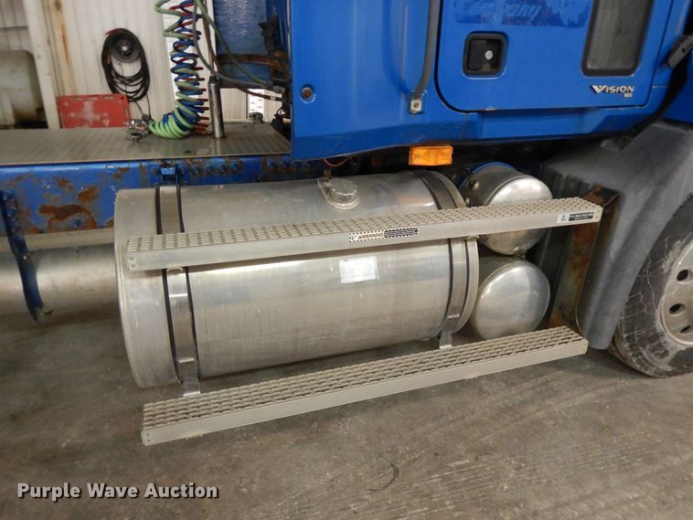 image for item DF6718 2005 Mack Vision CXN  semi truck