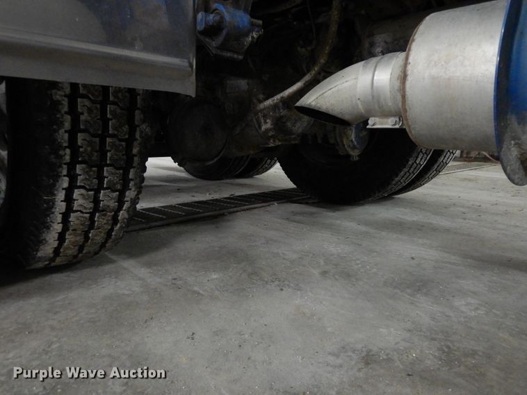 image for item DF6718 2005 Mack Vision CXN  semi truck