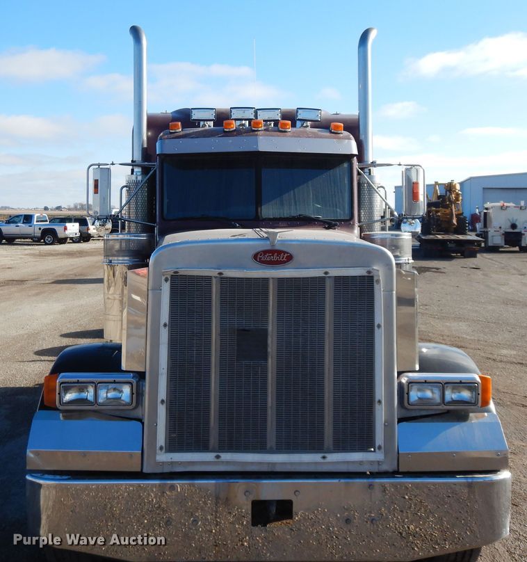 image for item DF6728 2005 Peterbilt 379  semi truck