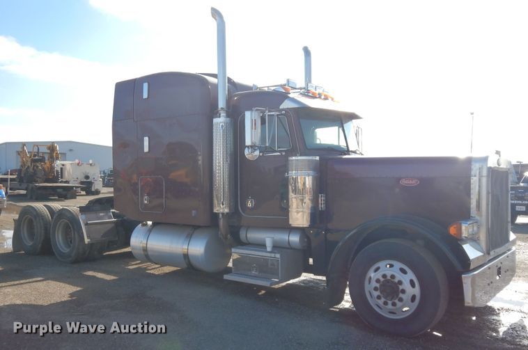 image for item DF6728 2005 Peterbilt 379  semi truck